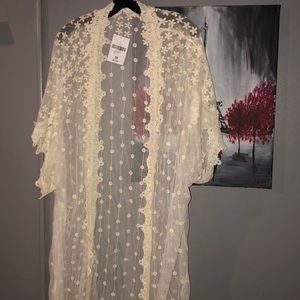 Kimono with embroidered flowers